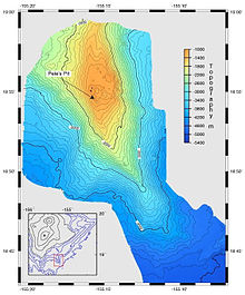 Mappa di una catena nord-sud, orientata leggermente ad est del sud. Traccia le linee attraverso aree con una data profondità dell'acqua con una freccia che punta a Pele's Pit. Alla sua cima, Pele's Pit è a circa 1.100 metri al di sotto del livello del mare; ancora più a sud la catena discende gradualmente a circa 3.500 metri dal fondo marino.