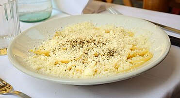 Spaghetti cacio e pepe (phô mai và hạt tiêu) ở một nhà hàng ở Rome