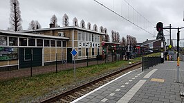 Perronopgang van station Boskoop. Links het stationsgebouw.