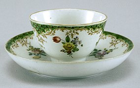 Taza con plato en porcelana con decoración floreal. Venecia, Cozzi, segunda mitad del siglo XVIII