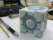 Un cube de voyage lesté.