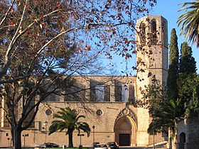 Cour intérieure et église en fond.