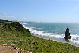 Cape Blanco, fotot taget mot söder, nära Port Orford Heads State Park med berget Humbug i bakgrunden och Pinnacle Rock närmast i bild.