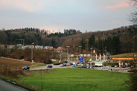 d Autobahnuusfahrt Baden-West, im Hindergrund s Segelhof-Quartier