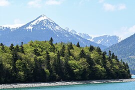 Detailansicht der Insel mit dem 1.840 Meter hohen Simetsberg im Hintergrund