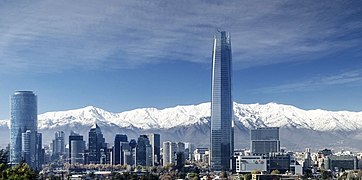 Santiago en invierno con la cordillera de los Andes al fondo