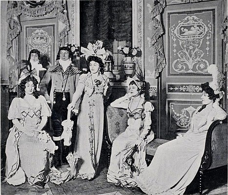 La pièce de Victorien Sardou, Pamela, marchande de frivolités en 1898 au Théâtre du Vaudeville. De gauche à droite : Suzanne Avril (Madame Atkins), Pierre Magnier (Bergerin), Réjane (Pamela), Camille-Gabrielle Drunzer (Joséphine) et Aimée Martial (Madame Tallien).