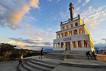 sebuah tugu yang menunjukkan bahwa daerah tersebut pernah terjadi konflik dan sering berjalan waktu kemudian akhirnya daerah tersebut sudah damai dan tidak ada lagi konflik. wisata tugu ini banyak dikunjungi masyarakat lokal maupun mancanegara.