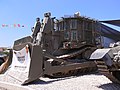 Bulldozer blindado IDF Caterpillar D9, usado con la hoja estándar o con un arado especial para el desminado y la eliminación de artefactos explosivos improvisados.