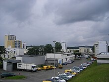 Photo d'un parking avec des bâtiments en arrière plan