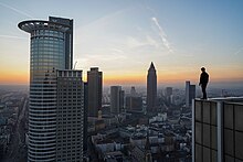 Ein Roofer auf einem Dach in Frankfurt.