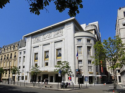 Théâtre des Champs-Élysées (Teatro dos Campos Elísios), de Auguste Perret, Avenida 15, Montaigne, Paris, (1910-1913). O concreto armado deu aos arquitetos a capacidade de criar novas formas e espaços maiores.