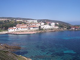 Het dorp Cala d'Oliva. Het kleine roze huis rechts is het huis waarin de rechters Falcone en Borsellino verbleven.