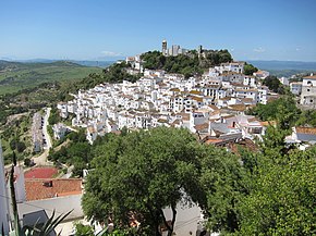 O Castelo de Casares domina, sobre um maciço de calcário, no topo da aldeia