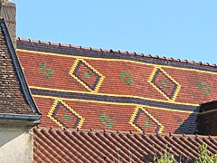 Tuile vernissée de Bourgogne de l'église.