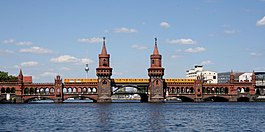 A U1 train crossing the Oberbaumbrücke