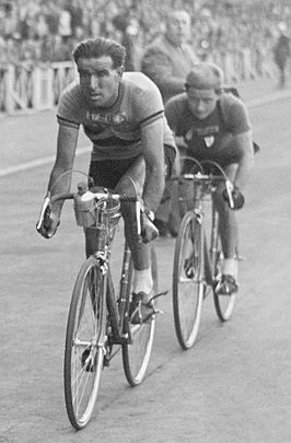 Roger Lambrecht wint de tweede etappe in de Ronde van Frankrijk 1949. Achter hem Jacques Marinelli