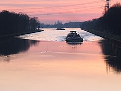 Ones d'un vaixell i algunes aus aquàtiques, al canal Rin-Herne