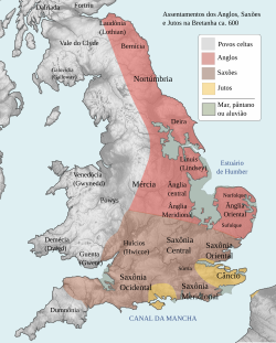 Mapa da Inglaterra, Gales e Escócia meridional. Os bretões estão representados no Sudoeste e no Noroeste da Inglaterra. No Nordeste estão os nortumbrianos, com os bernicianos ao norte dos deirianos. Os mercianos estão no centro, com os gainas, lindisfaras e anglos médios no Leste. Uma variedade de tribos menores está representada no Sul.