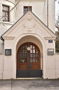 Ehemaliger Eingang mit der Gedenktafel für Theodor und Anna Schreier