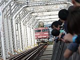 廃止を受けて多くの鉄道ファンが集まった淀川橋梁。（2013年10月）