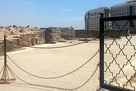 Graves of Fatimah (single grave in front), Hasan, Imam Zain al-Abideen, Muhammad al-Baqir and Jafar as-Sadiq (2nd row left to right, 4 graves side by side), and ‘Abbas ibn ‘Abd al-Muttalib (single grave at right)