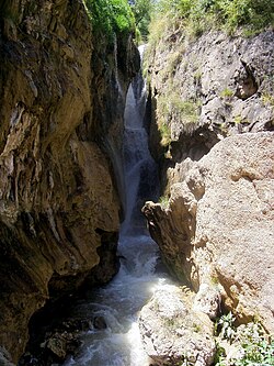 Air terjun Gol Akhur