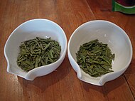 Ming Qian Longjing -teetä. Ming Qian eli ennen huhtikuun alun Qingming-juhlaa, viittaa kevään ensipoiminnan teelehtiin, aromikkaaseen huippulaatuun.