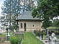 Biserica văzută din cimitir