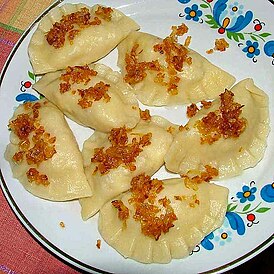 польские перо́ги русские (пол. Pierogi ruskie) с жареным луком.