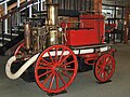 Locomobile de pompiers avec sa pompe d'incendie. Elle était tirée par des chevaux.