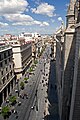 Le nord de l'avenue de la Constitution vu de la cathédrale, avec l'hôtel de ville à son extrémité.