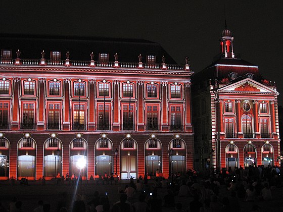 Spectacle son et lumière Place de la Bourse pendant la fête du vin.