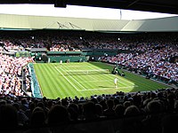 Het Centre Court in 2005, destijds met een normale overkapping