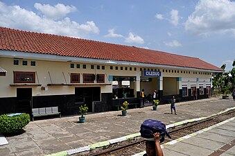 Stasiun Ciledug tampak peron.