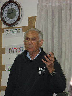 עזרא יכין בהרצאה בפני תלמידים בשנת 2009