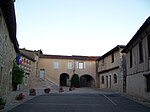 Rue centrale (la « Carrère ») de Montaut, maisons à colombage et petite halle.