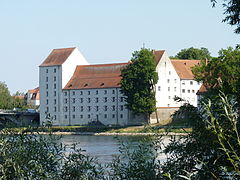 Castillo de Straubing, iniciado en 1356 por el duque Alberto I, fue la residencia bávara de los duques de Baviera-Straubing.