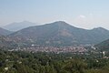 Vista della vallata sianese ripresa da La Cappella, sullo sfondo il monte Iulio (2007)