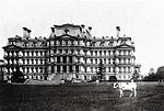 Pauline, la vache du président Taft devant le Old Executive Office Building.