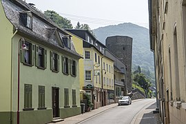 Lahnstraße in Richtung Osten; im Hintergrund der „Schiefe Turm“