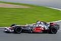 Alonso s vozem MP4-22 při Grand Prix Velké Británie 2007.