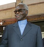 photo d'un homme aux cheveux blancs portant des lunettes