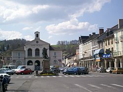 A plaza central de Nai