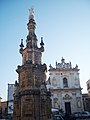 Colonne baroque dédiée à la Sainte Vierge, érigée en 1769, située sur la piazza Salandra