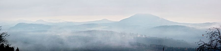 Panoramatický pohled na dominantu Růžovského vrchu od Pravčické brány