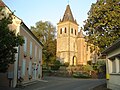 Vue de l'église et de la mairie de Sombrun.