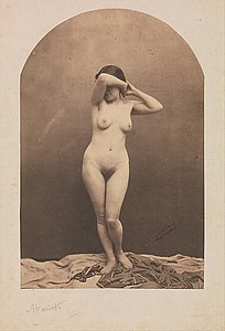 Mujer desnuda de pie. Fotografía encargada por Jean-Léon Gérôme a Gaspard-Félix Tournachon (Nadar) como ayuda para la realización de su obra Praxíteles desnuda a Friné ante el Areópago.