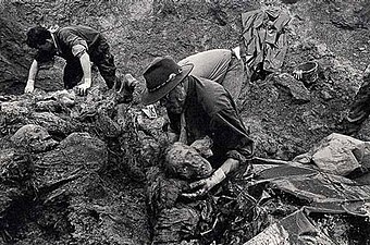 Exhumation de victimes du massacre de Srebrenica dans un charnier en 1996.