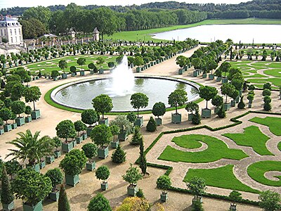 Puistoa, Parterre Orangerie, taustalla Sveitsiläiskaartin vesiallas